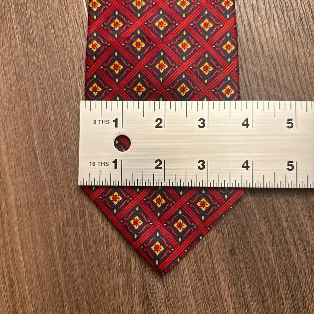 Vintage Courreges homme paris Elegant Red Patterned Men's Tie
